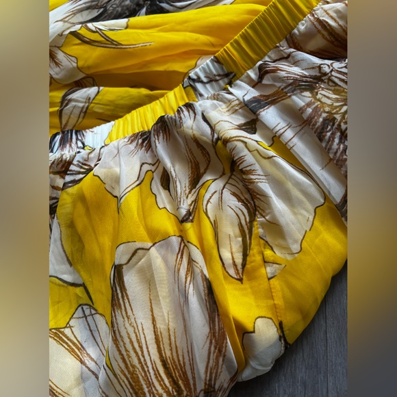 Chicwish yellow flower long skirt. Elastic waist. Size XS/Small. - Picture 7 of 8